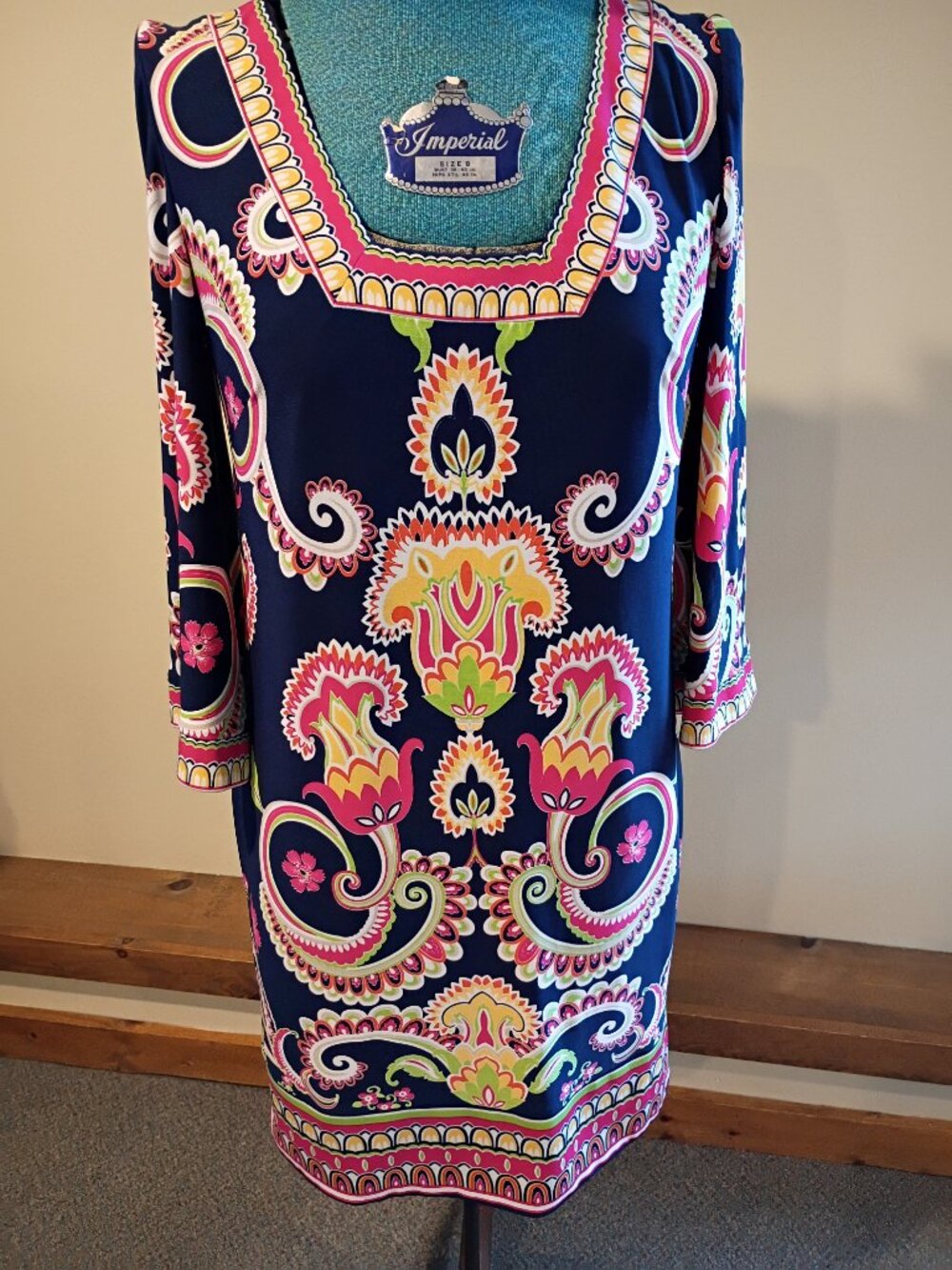 Laundry by Shelli Segal NWT Size 6 Beautiful stylish dress with zippered back